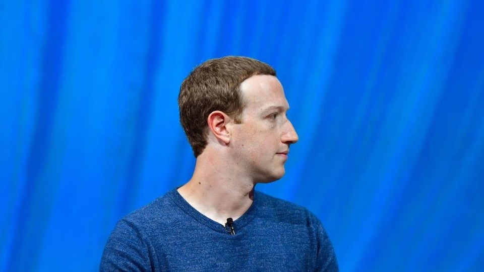 Mark Zuckerberg de profil sur un fond bleu 