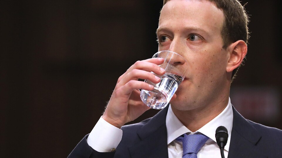Mark Zuckerberg boit de l'eau en témoignant devant le Congrès américain.