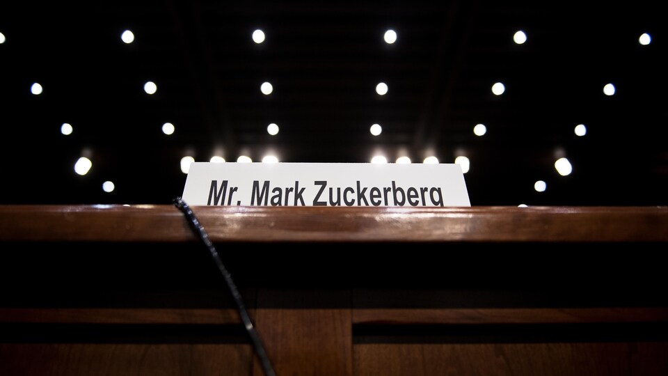 Un carton portant le nom de M. Mark Zuckerberg est placé à l'endroit où le PDG de Facebook doit témoigner.