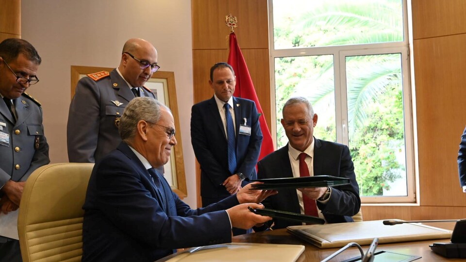 Le ministre israélien de la Défense, Benny Gantz, et le ministre délégué chargé de l'administration de la Défense nationale marocaine, Abdellatif Loudiyi, lors de la cérémonie de la signature de l'accord à Rabat