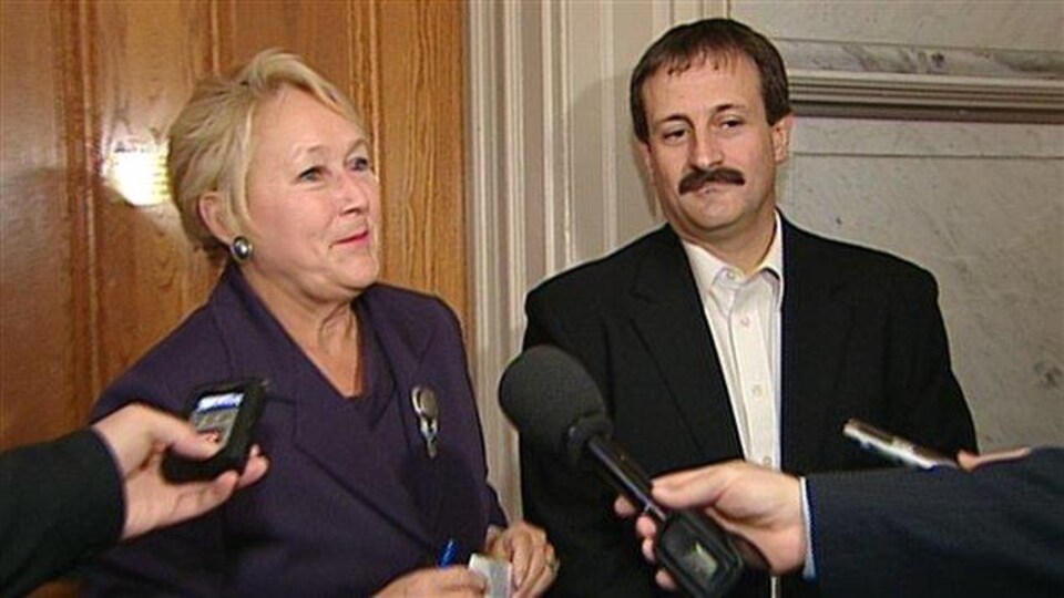 La chef péquiste Pauline Marois en compagnie de Sylvain Roy, candidat pour l'élection partielle dans Bonaventure.