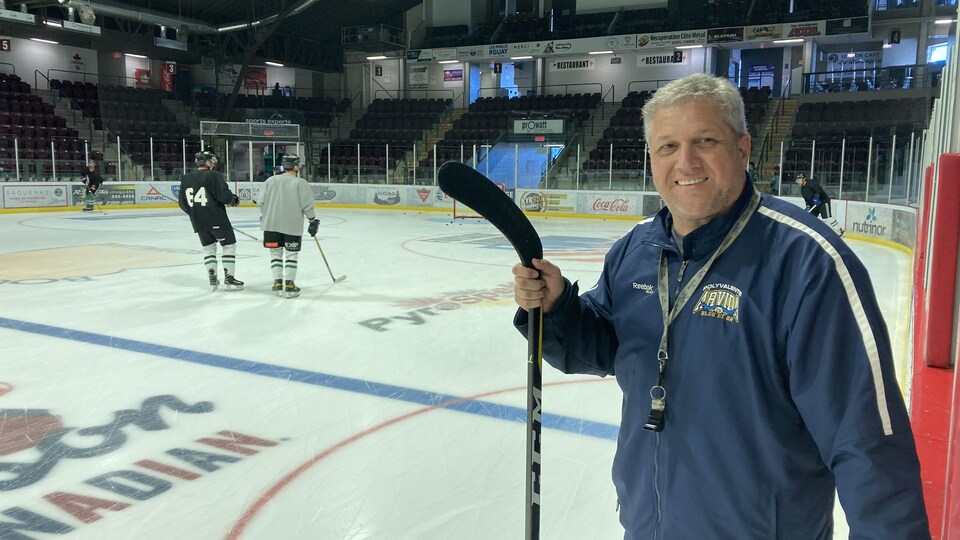 Bob Desjardins se trouve sur la patinoire lors d'un entraînement des Marquis de Jonquière.