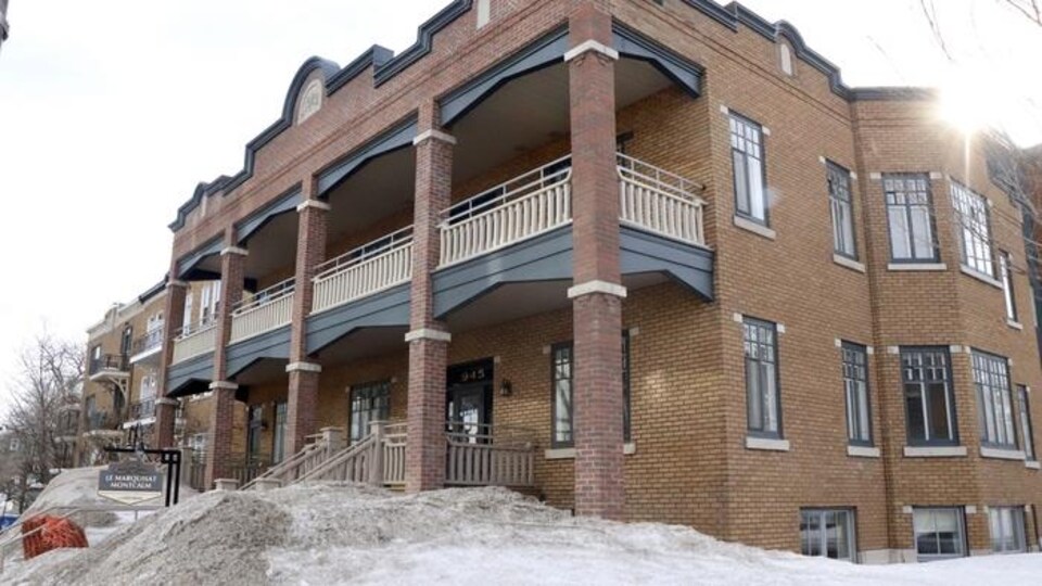 La façade d'une résidence pour aînés en briques située dans le quartier Saint-Sacrement, à Québec