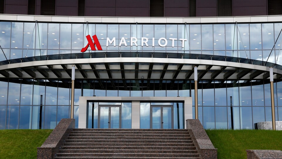 La devanture d'un hôtel Marriott.