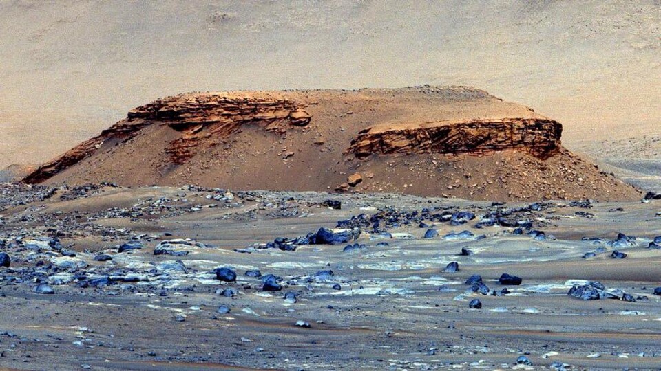 Une butte près du cratère Jezero sur Mars.