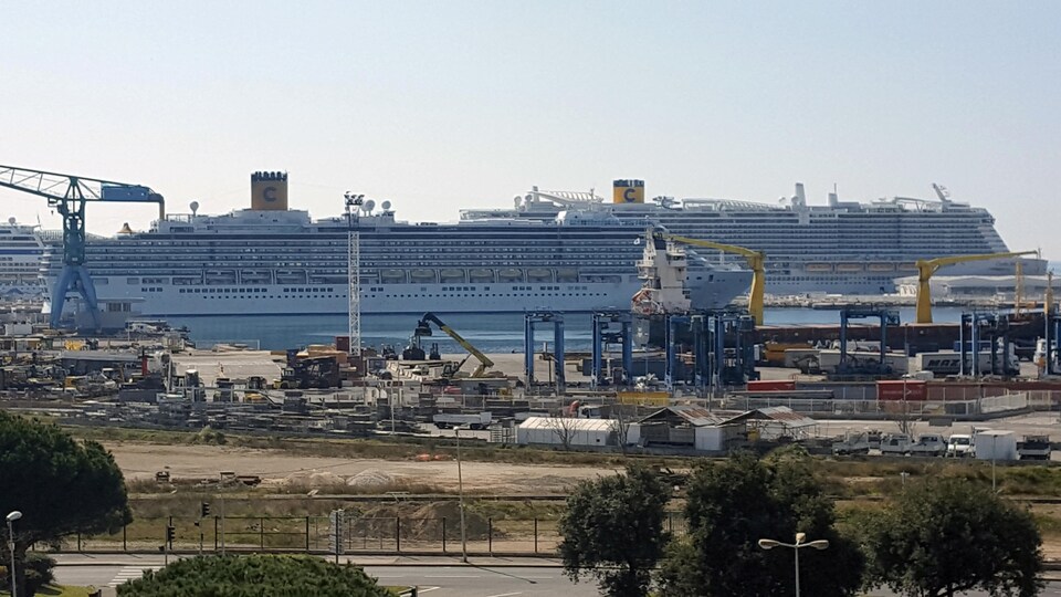 Le Costa Luminosa dans le port de Marseille.
