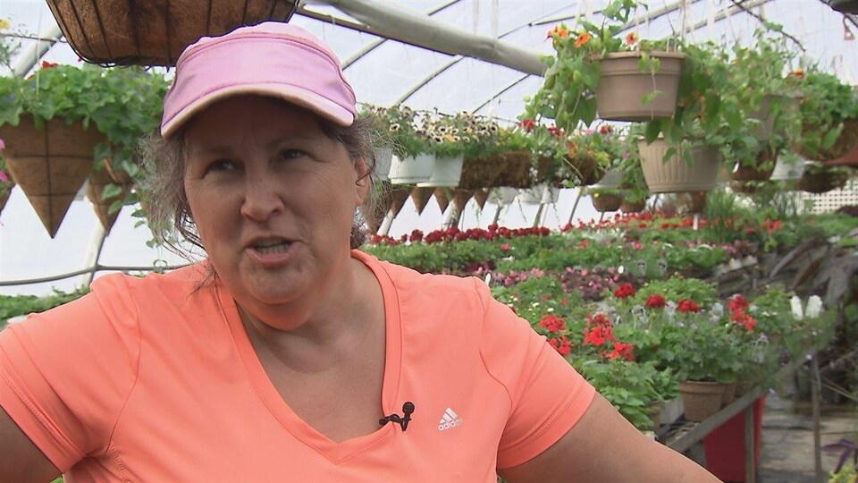 L'horticultrice Marthe Laverdière prodigue ses conseils avec humour sur le web.