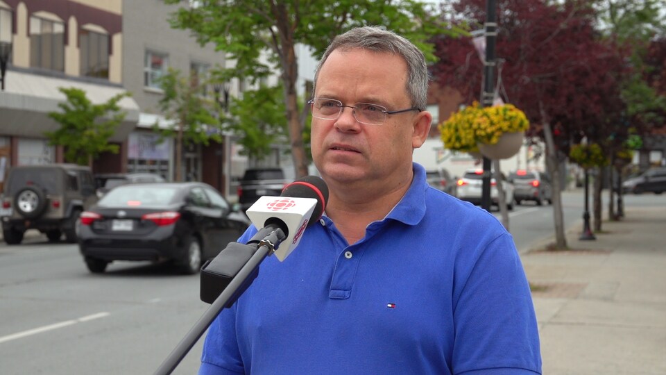 Martin Adam accorde une entrevue à Radio-Canada au centre-ville de Rouyn-Noranda.