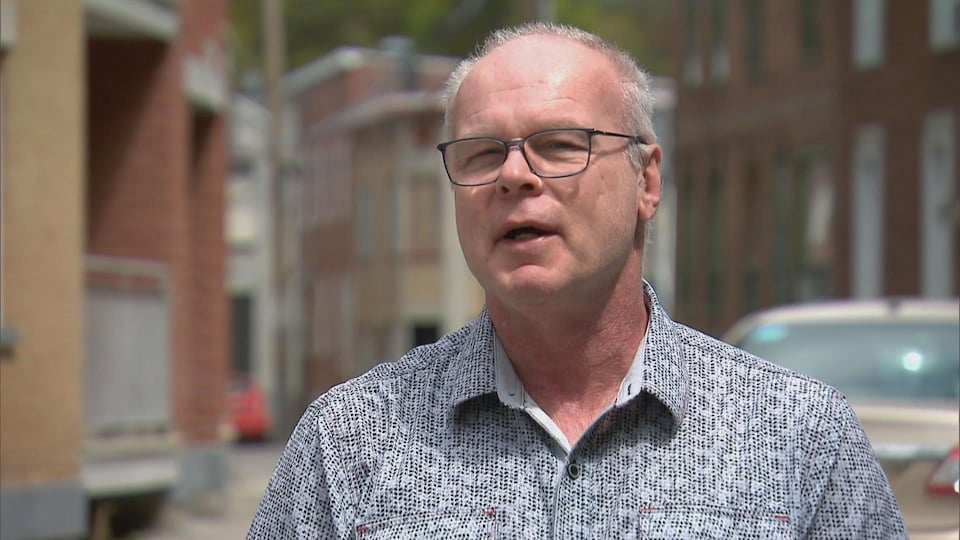 Un homme en entrevue avec Radio-Canada.