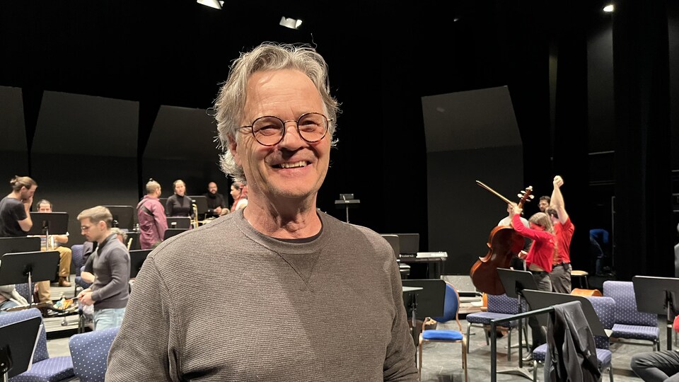 Le compositeur baie-comois, Martin Caron, souriant sur scène.