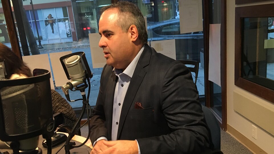 Martin Ferron parle au micro dans le studio de Radio-Canada Abitibi-Témiscamingue.