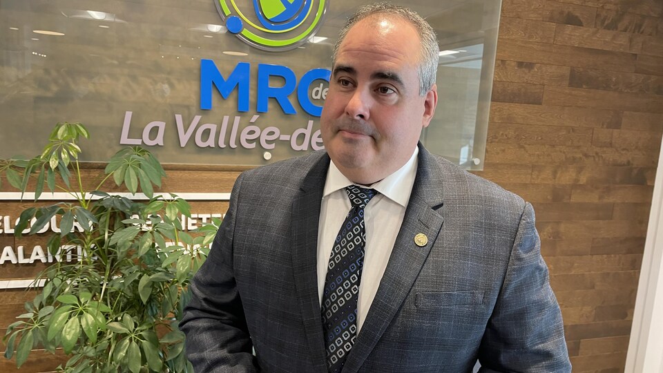 Martin Ferron dans les bureaux de la M R C de La Vallée-de-l'Or.