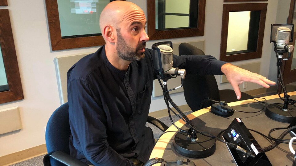 Martin Guérin, cinéaste et réalisateur, assis en studio.
