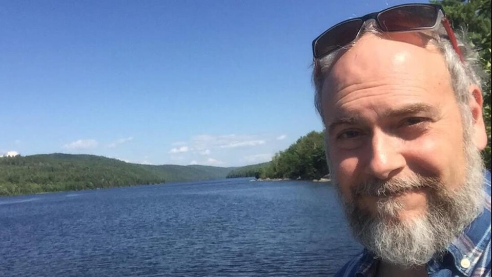 Martin Héroux devant un lac.