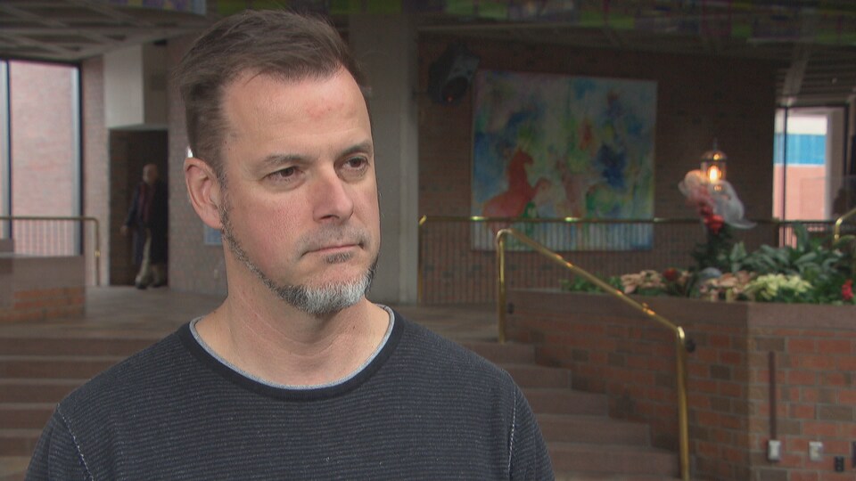 Martin Lajeunesse en entrevue dans l'atrium de la Maison du citoyen.