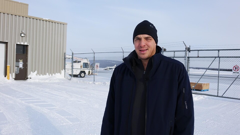 Le maire de Fermont, Martin St-Laurent, se tient à l'extérieur d'un hangar d'avion à l'aéroport de Wabush.