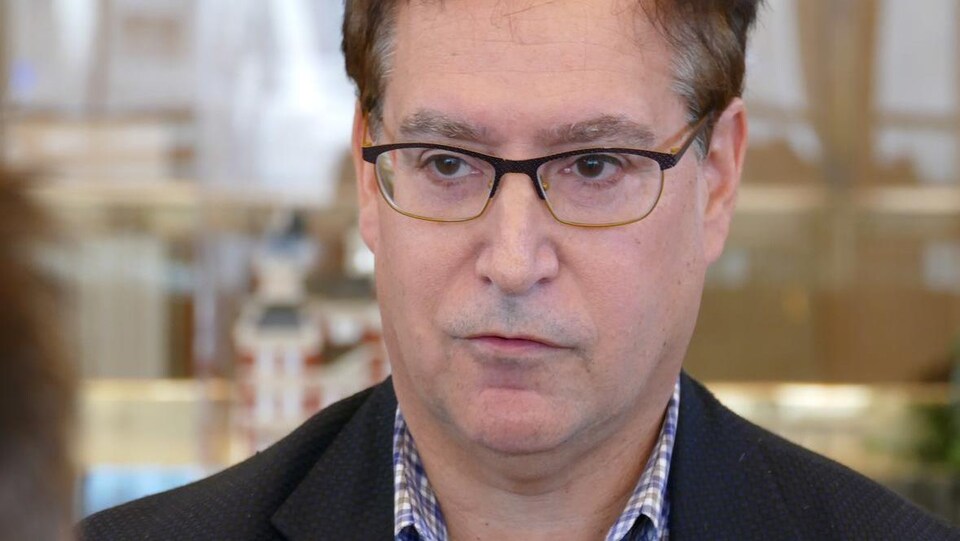 Visage de Marty Morantz, portant des lunettes.