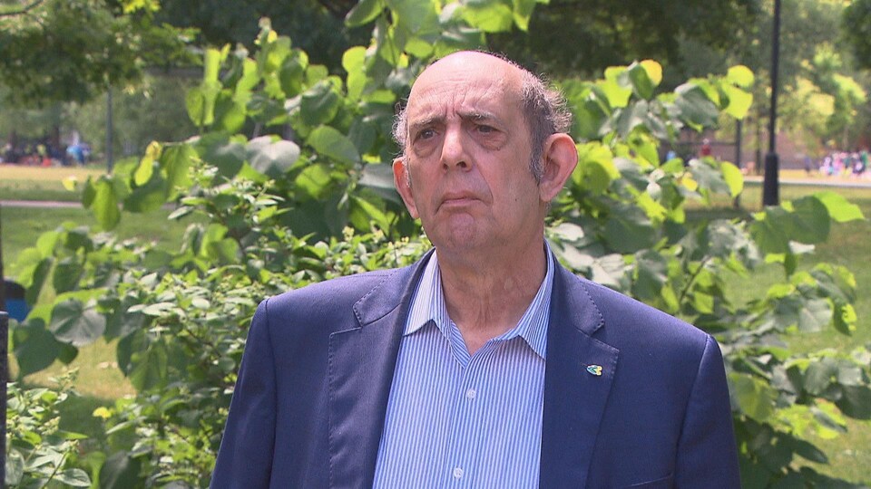 Un homme dans un parc semble pensif.