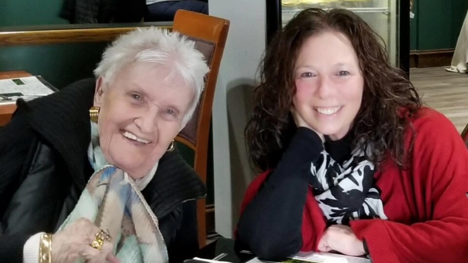 Mary Anne Flynn en compagnie de sa tante Shirley, qui vit dans une résidence à Lindsay, en Ontario.