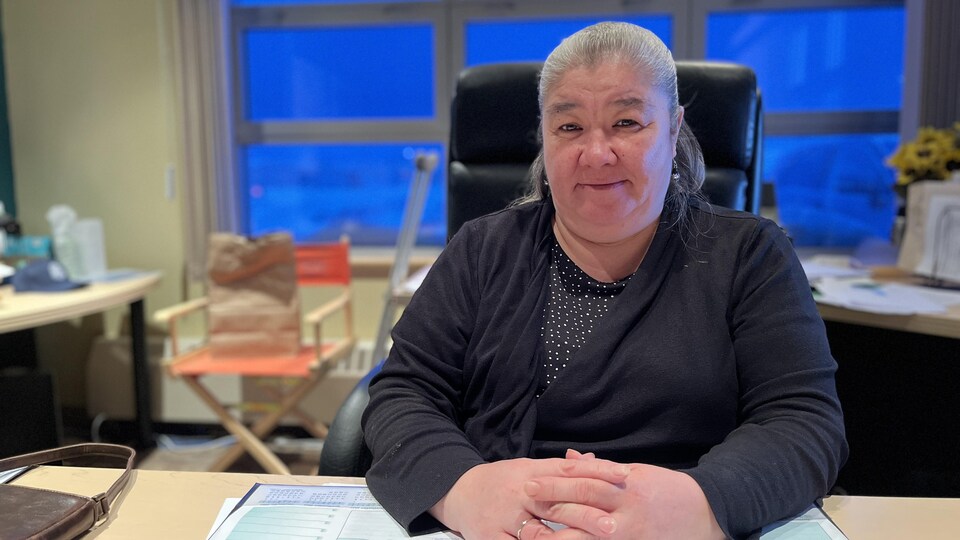 Portrait de la mairesse, assise à son bureau. 