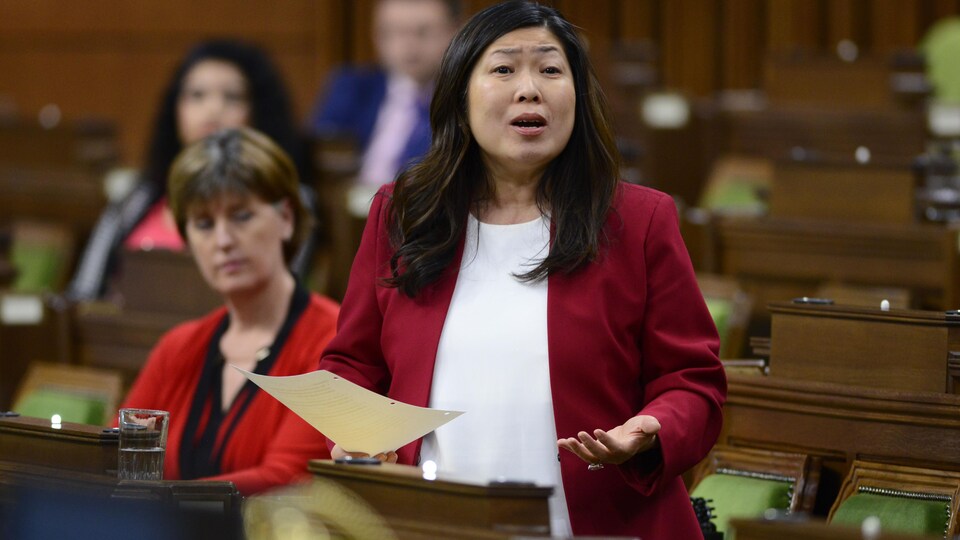 La ministre debout pendant la période des questions aux Communes