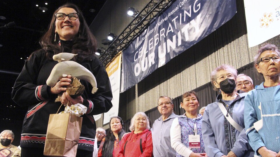Mary Peltola lors d'une conférence annuelle pour célébrer la solidarité des peuples autochtones d'Alaska.