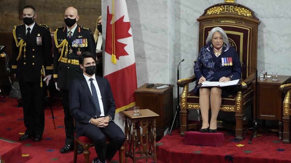 Le premier ministre Justin Trudeau est assis près de la gouverneure générale Mary Simon, qui prononce le discours du Trône.