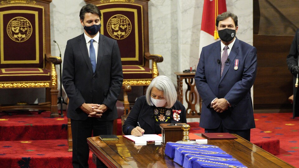 Mary Simon signe des documents, notamment sous la supervision du premier ministre Justin Trudeau.