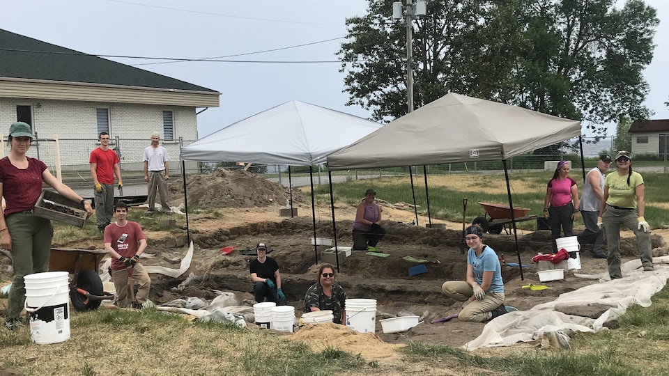 Une équipe d'archéologues sur leur site de travail à Mashteuiatsh.
