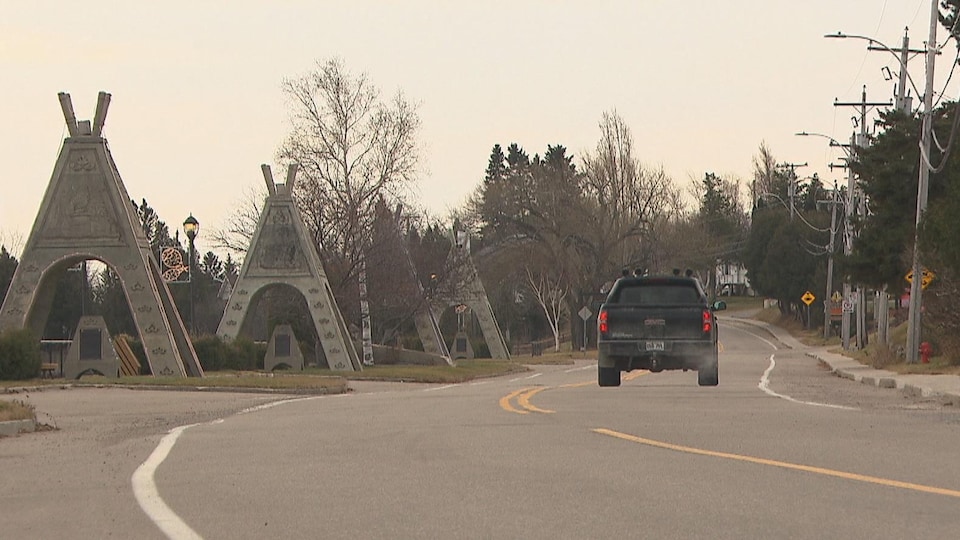 Une camionnette circule sur la rue principale à Mashteuiatsh.
