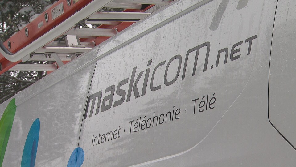 Le logo de Maskicom.net sur un véhicule.