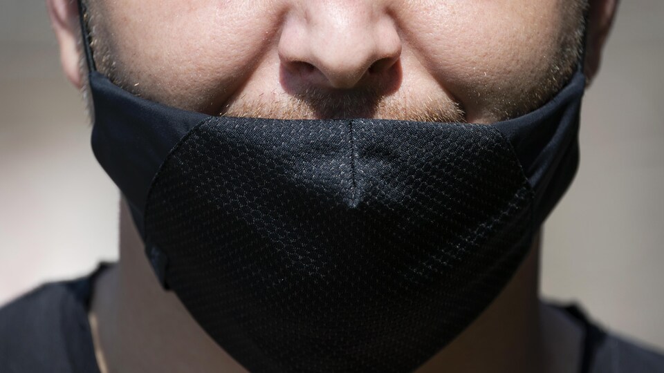 Un homme ne porte pas son masque sur son nez.