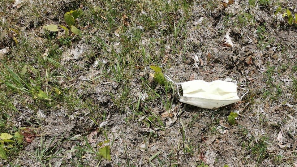 Avec la pandémie de COVID-19, plusieurs gants et masques se sont retrouvés dans l'environnement.