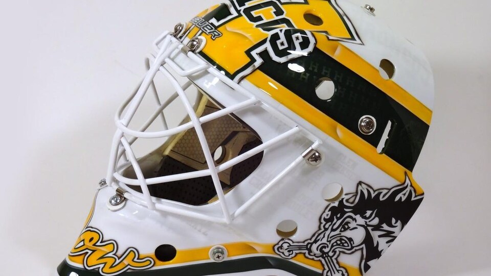Le masque du nouveau gardien de but des Broncos de Humboldt contient en relief le nom des 16 personnes qui ont perdu la vie dans l'accident de l'autocar de l'équipe, le 6 avril, près de Nipawin, en Saskatchewan.
