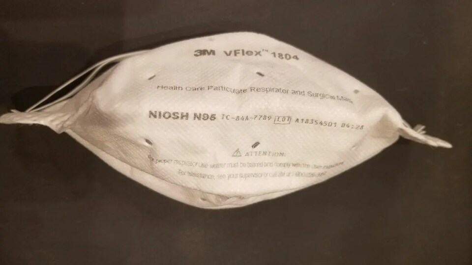 Un masque N95 en tissu.