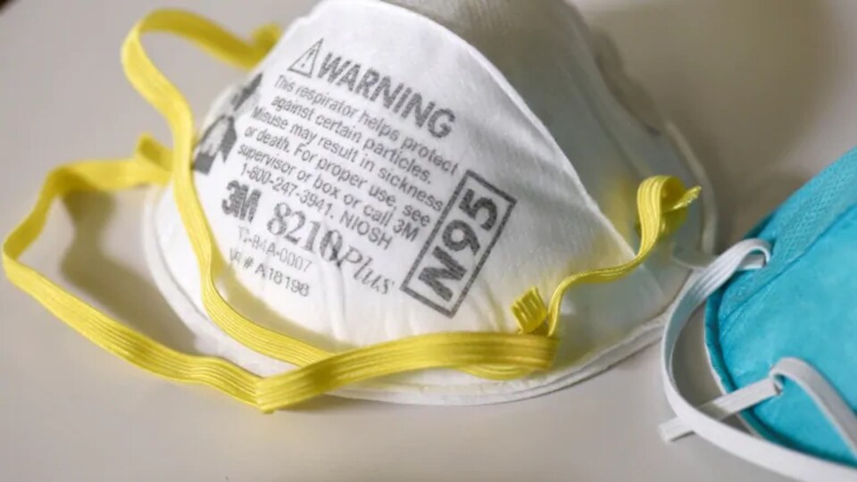 Un masque N95.