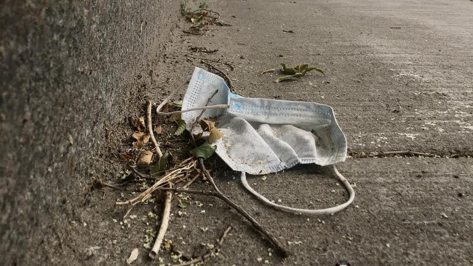 Un masque abandonné dans la rue.