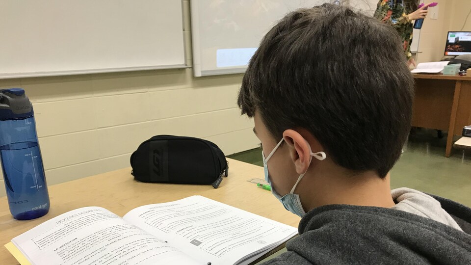 Les masques des élèves plus jeunes sont souvent trop grands.