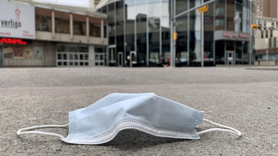 Un masque sur un trottoir du centre-ville de Calgary.