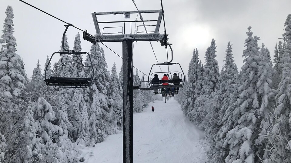 La remontée mécanique de la station de ski du Massif du Sud en hiver.