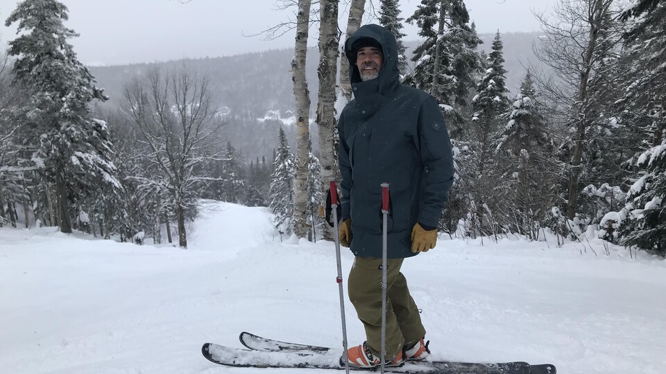 Le directeur general du Massif du Sud, Luc St-Jacques, en ski dans une piste.