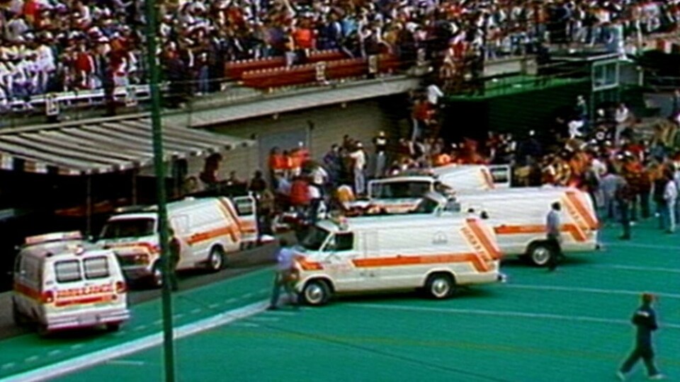 Des ambulances sur un terrain de football en 1987.