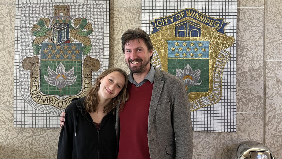 Le conseiller municipal Mathieu Allard avec sa fille, Camille Saltel-Allard.