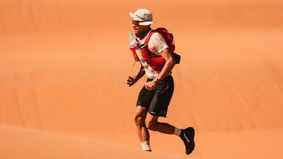 Mathieu Blanchard court sur le sable du désert du Sahara, au Maroc.