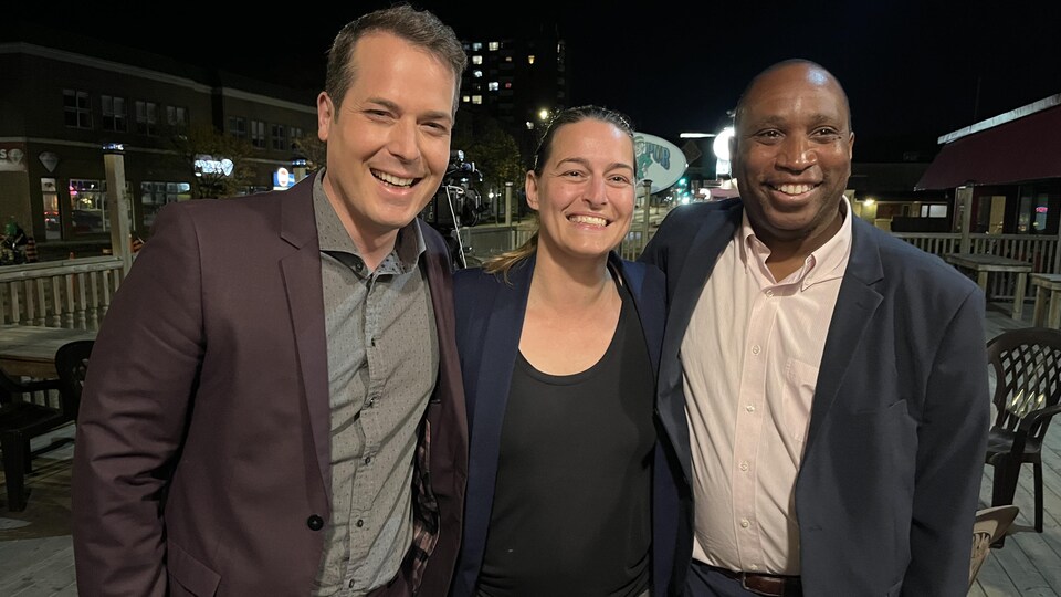 Trois politiciens posent.