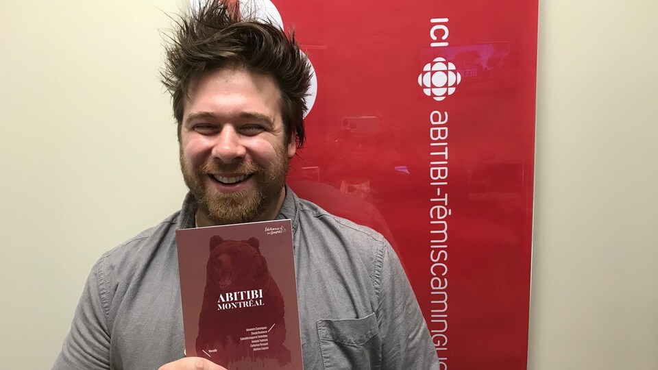 Mathieu Gagnon tient le recueil Abitibi Montréal.