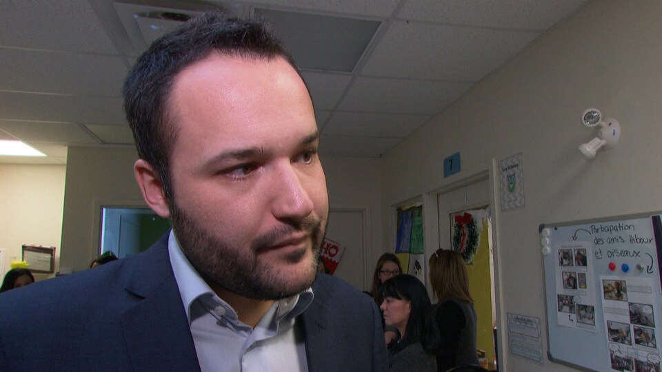 La ministre de la Famille, Mathieu Lacombe, répond aux questions de journalistes lors d'une mêlée de presse après une annonce. 