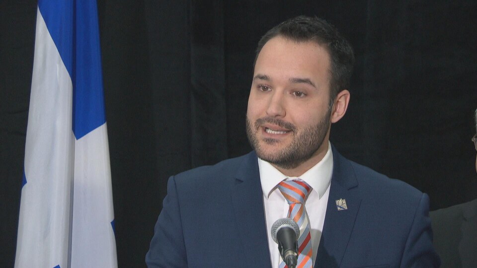 Le ministre Mathieu Lacombe lors d'un point de presse.
