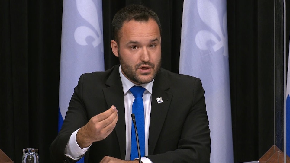 Mathieu Lacombe s'adresse aux journalistes.