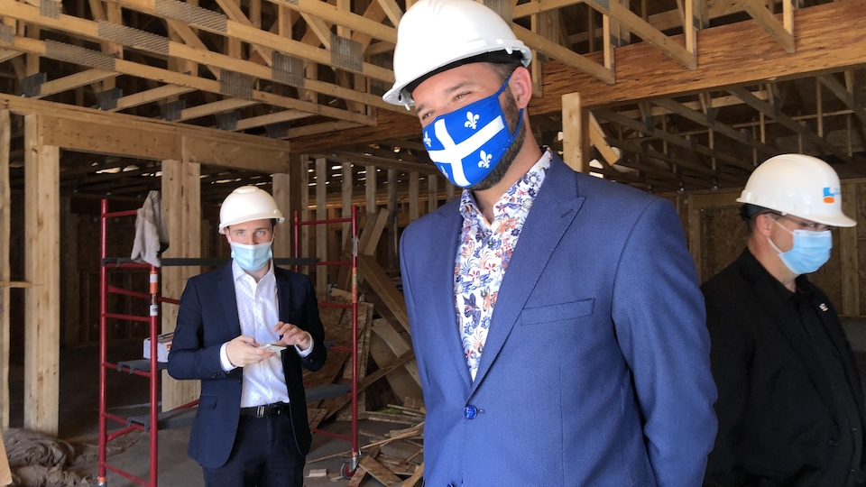 Le ministre Lacombe au chantier.